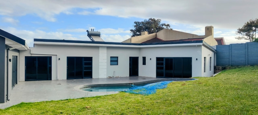 4 Bedroom Property for Sale in Beacon Bay Eastern Cape